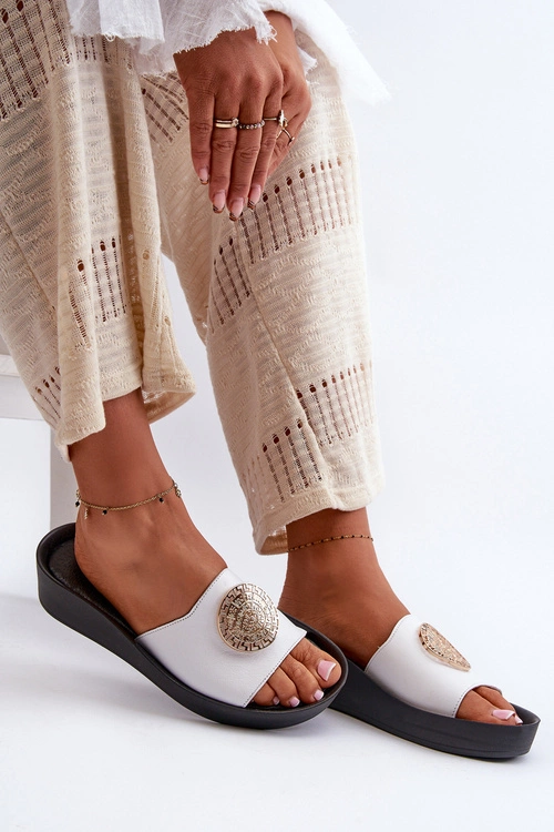 Zazoo 2920 Skórzane Klapki Damskie Na Koturnie Ze Złotym Detalem Białe