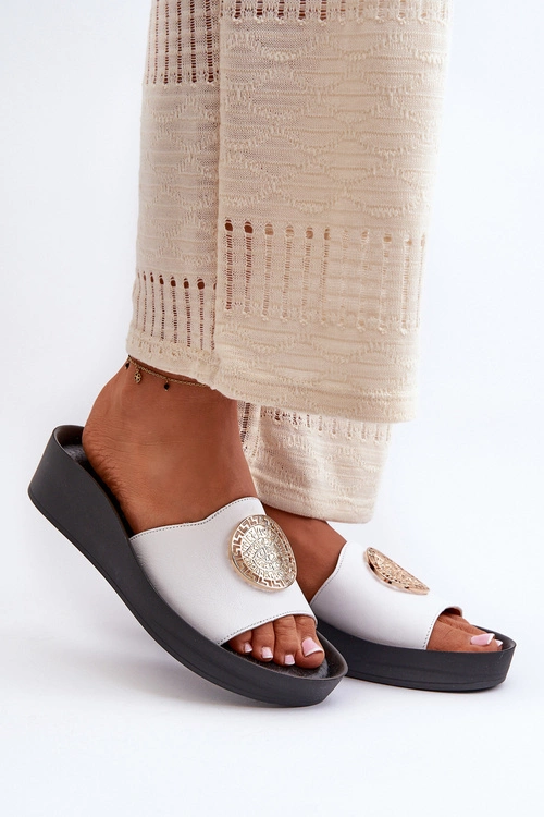 Zazoo 2920 Skórzane Klapki Damskie Na Koturnie Ze Złotym Detalem Białe