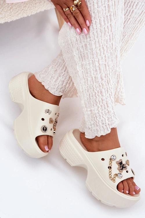 Piankowe Klapki Damskie Na Masywnej Platformie Ze Złotymi Przypinkami Ecru Ivoriel