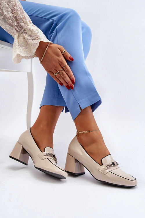 Lakierowane Czółenka Na Niskim Obcasie Z Ozdobą Beżowe Makki