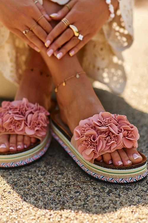 Klapki Damskie Na Platformie Ozdobione Kwiatkami Różowe Nodina