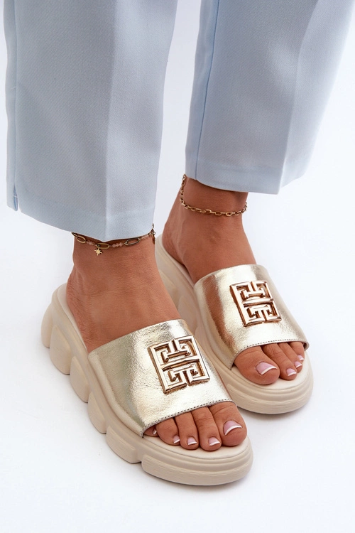 Skórzane Klapki Damskie Ze Złotą Ozdobą Na Koturnie Vinceza 41444 Złote