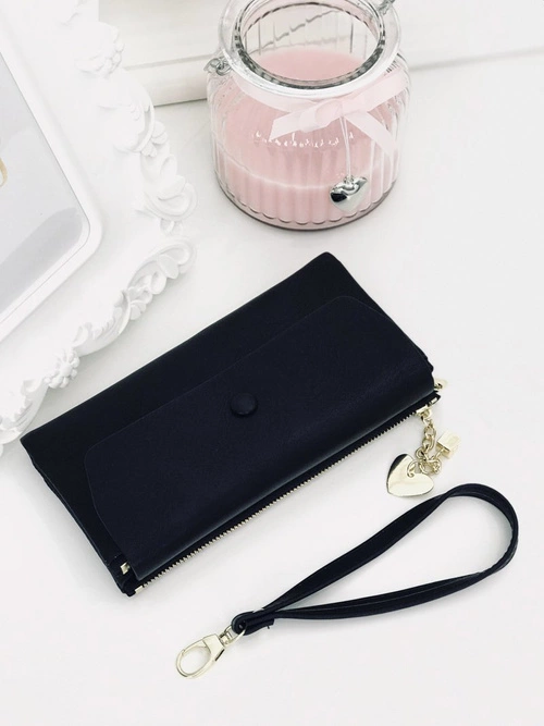 Duży Damski Czarny Portfel z Brelokiem Serduszko