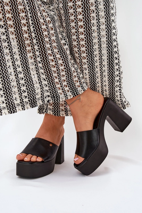 Damskie Klapki Z Eko Skóry Na Słupku I Platformie Czarne Tamirella