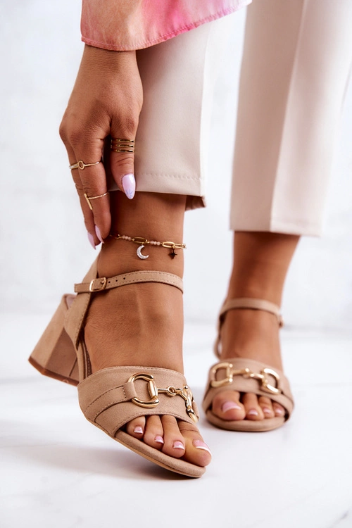 Zamszowe Sandały Na Obcasie Z Ozdobą Beżowe Darlen