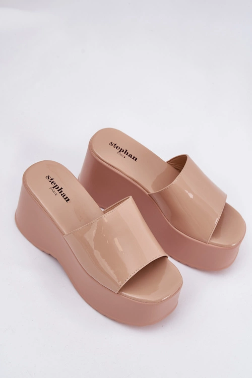 Lakierowane Klapki Damskie Na Platformie I Koturnie Beżowe Nellevia
