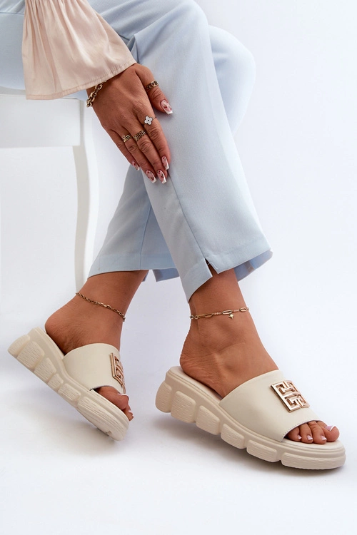 Skórzane Klapki Damskie Ze Złotą Ozdobą Na Koturnie Vinceza 41444 Beżowe