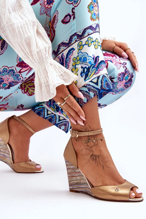 Skórzane Sandały Na Koturnie Laura Messi 2603/784 Złote