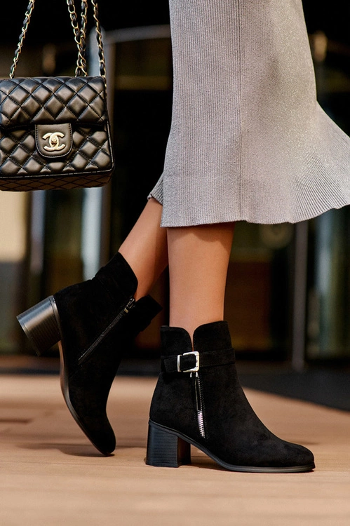 Zamszowe Botki Na Obcasie Z Klamrą Czarne Bronte