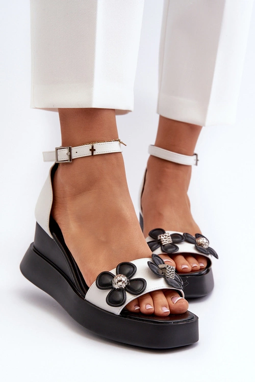 Sandały Damskie Na Platformie I Koturnie Z Kwiatami Białe Foviana