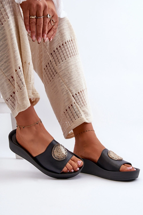 Zazoo 2920 Skórzane Klapki Damskie Na Koturnie Ze Złotym Detalem Czarne