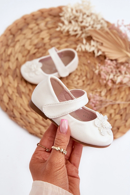 Balerinki Dziecięce Zapinane Na Rzep Z Ozdobą Białe Serinde