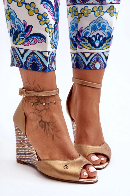 Skórzane Sandały Na Koturnie Laura Messi 2603/784 Złote