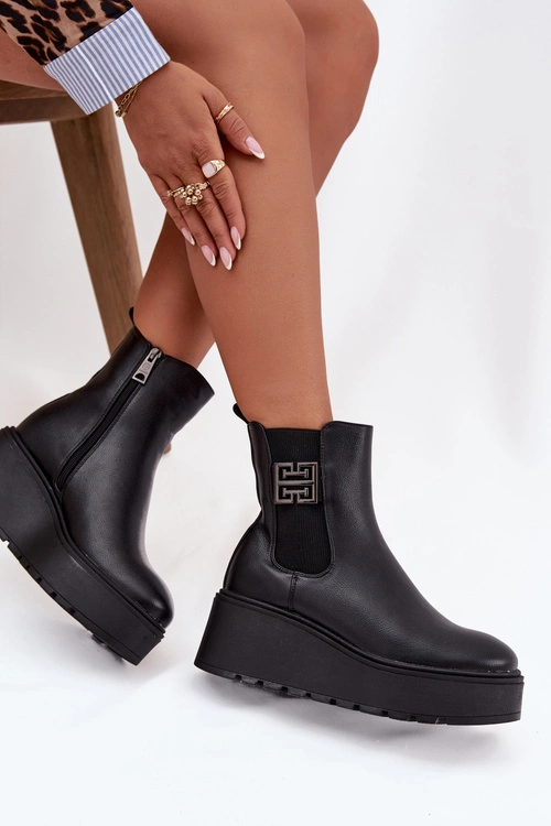 Ocieplane Botki Damskie Na Koturnie Z Ozdobnym Detalem Vinceza 58551 Czarne