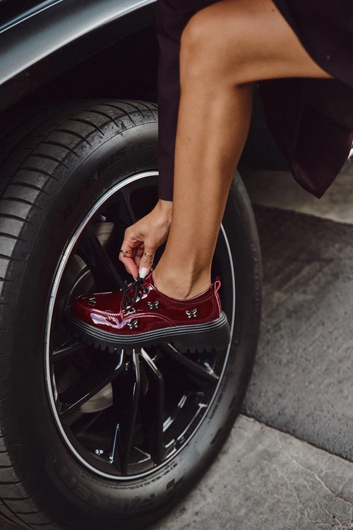 Lakierowane Skórzane Półbuty Damskie Z Przypinkami Artiker 57C0336 Bordowe