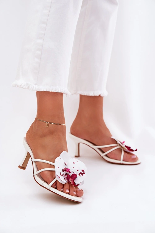 Klapki Damskie Na Szpilce Ze Sztucznym Kwiatem Białe Reyi