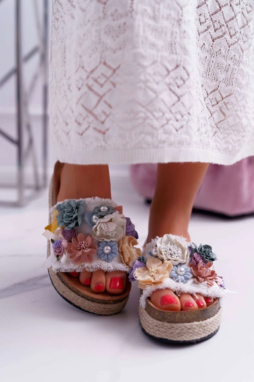 Klapki Damskie Z Kwiatami Gruba Podeszwa Białe Amadeo