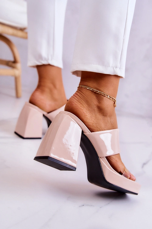 Lakierowane Klapki Na Słupku Jasnobeżowe Seattle