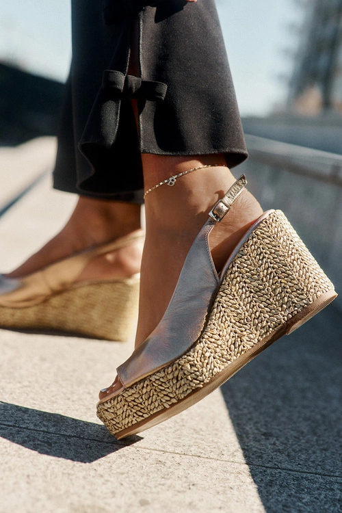 Skórzane Sandały Damskie Na Koturnie Z Plecionką Laura Messi 2789 Złote