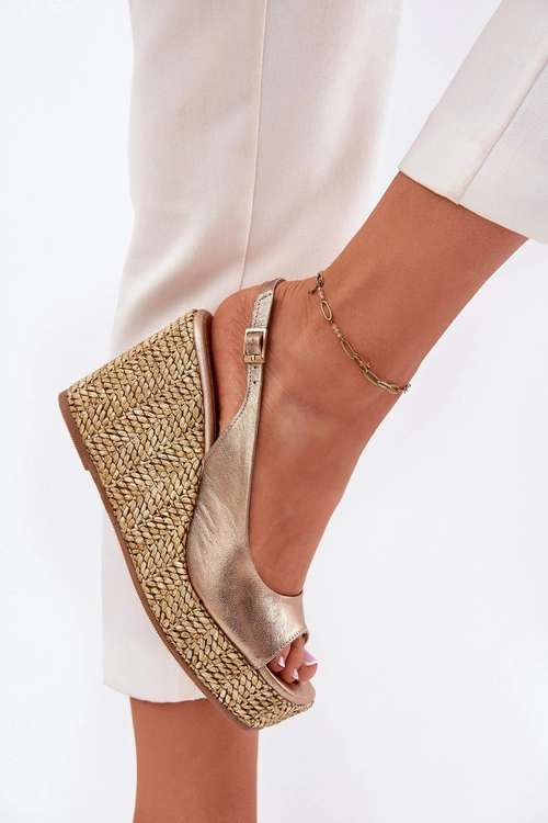 Skórzane Sandały Damskie Na Koturnie Z Plecionką Laura Messi 2789 Złote