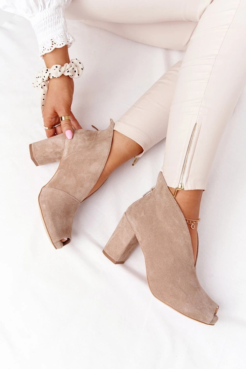Zamszowe Botki Na Słupku Z Wycięciem Exquisite 1243 Beżowe