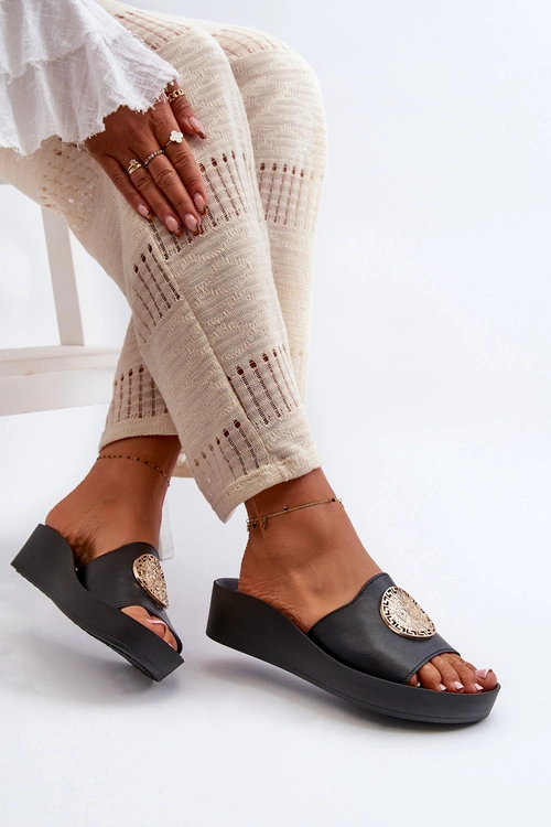 Zazoo 2920 Skórzane Klapki Damskie Na Koturnie Ze Złotym Detalem Czarne