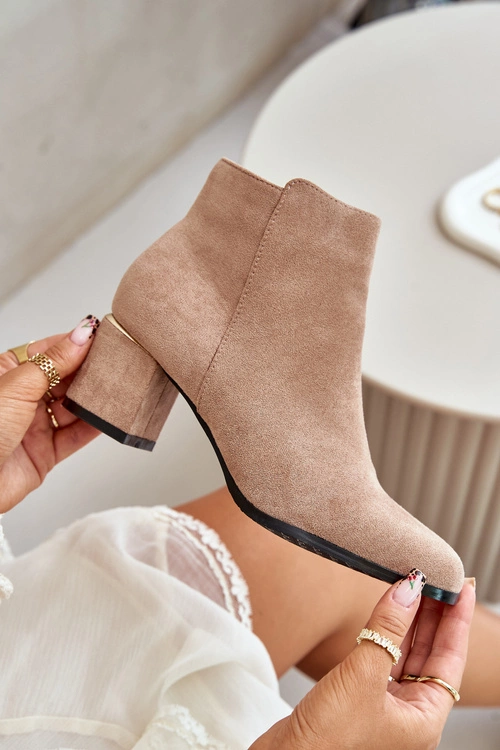 Eko Zamszowe Botki Na Słupku Zapinane Na Zamek Ciemnobeżowe Sairis