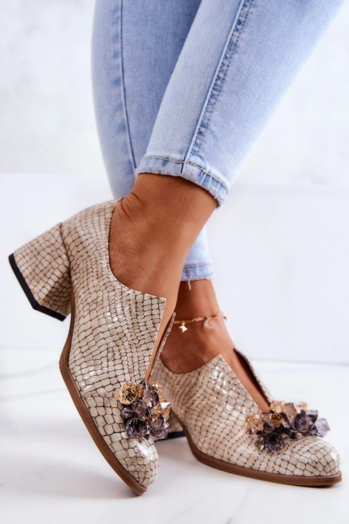 Skórzane Półbuty Wzór Krokodyl Z Ozdobą Beżowe Delaver