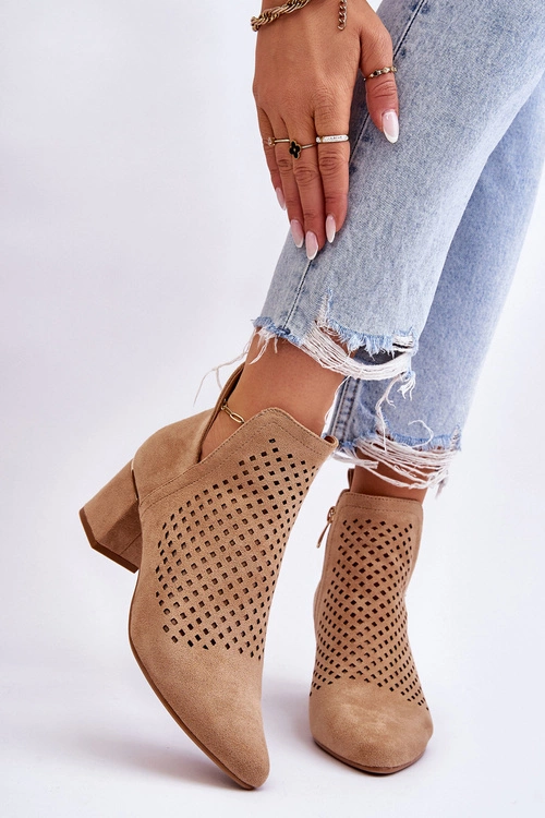 Zamszowe Botki Ażurowe Z Wycięciem Na Obcasie Beżowe Blakely