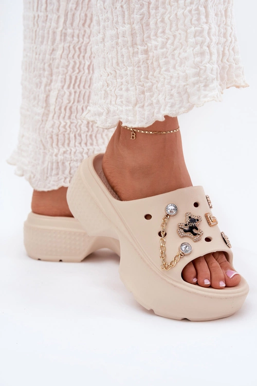 Piankowe Klapki Damskie Na Masywnej Platformie Ze Złotymi Przypinkami Beżowe Ivoriel