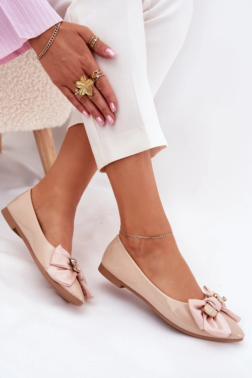 Lakierowane Baleriny Z Kokardą I Złotą Broszką Beżowe Rivona