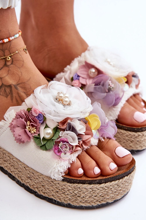 Materiałowe Klapki Z Kwiatami Białe Nessa