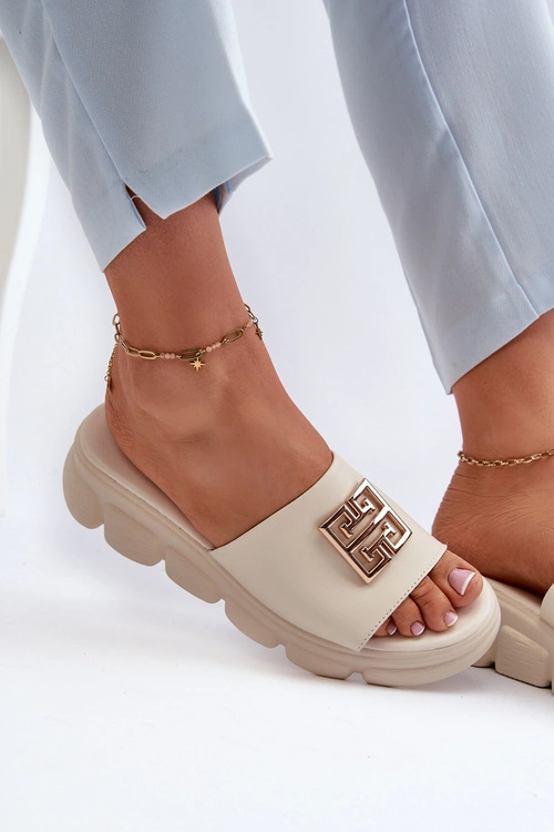 Skórzane Klapki Damskie Ze Złotą Ozdobą Na Koturnie Vinceza 41444 Beżowe