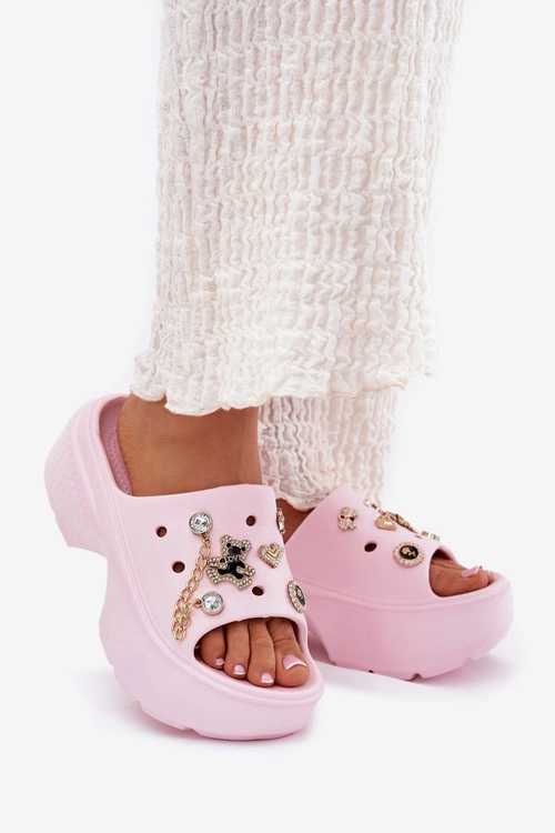 Piankowe Klapki Damskie Na Masywnej Platformie Ze Złotymi Przypinkami Różowe Ivoriel
