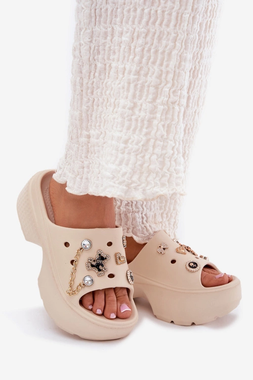 Piankowe Klapki Damskie Na Masywnej Platformie Ze Złotymi Przypinkami Beżowe Ivoriel