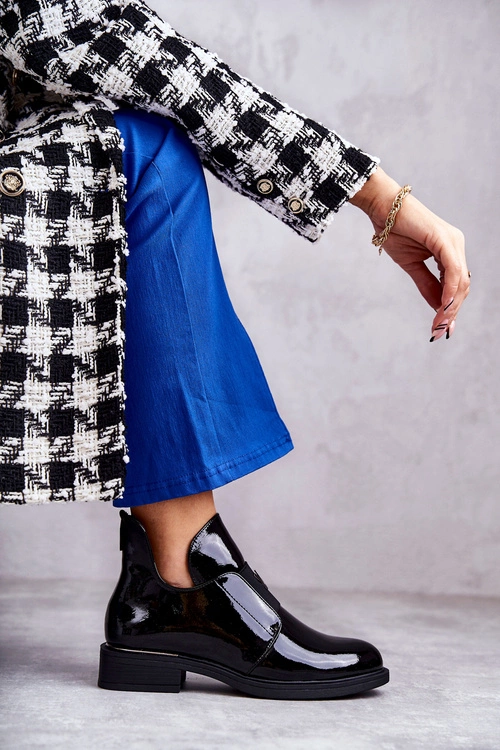 Lakierowane Botki Z Wycięciami Na Płaskim Obcasie Czarne Eunice