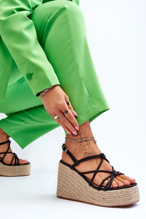 Modne Sandały Na Koturnie Z Plecionką Czarne Nessia