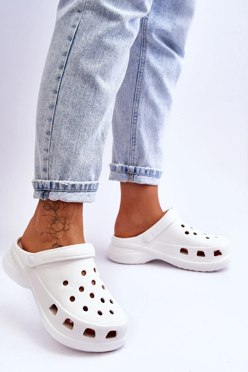 Piankowe Klapki Kroksy Na Masywnej Podeszwie Białe Katniss