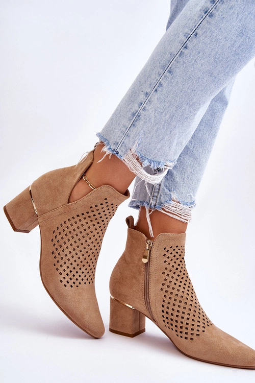 Zamszowe Botki Ażurowe Z Wycięciem Na Obcasie Beżowe Blakely