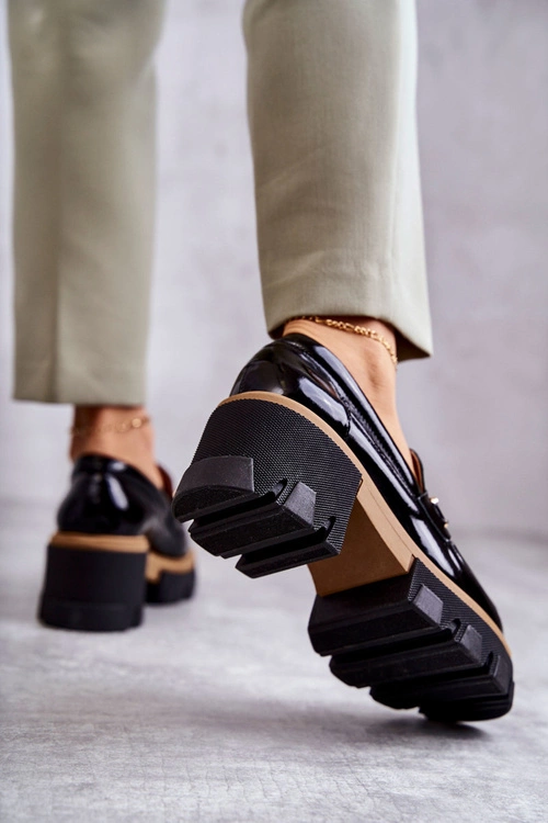 Lakierowane Półbuty Na Obcasie Ze Złotą Ozdobą Czarne Lurdes