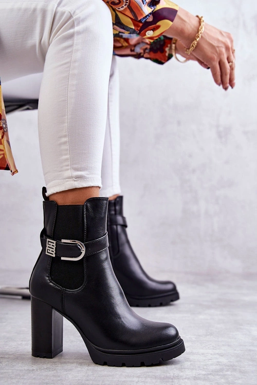 Skórzane Botki Na Słupku Z Ozdobnym Paskiem Czarne Maresol