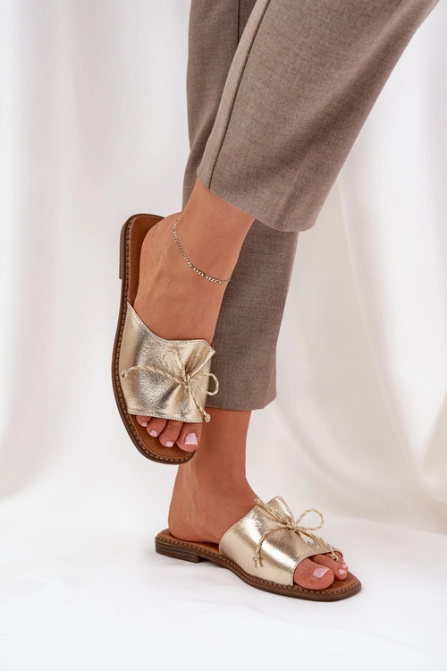 Klapki Na Płaskiej Podeszwie Z Ozdobną Kokardką Złote Deonelis