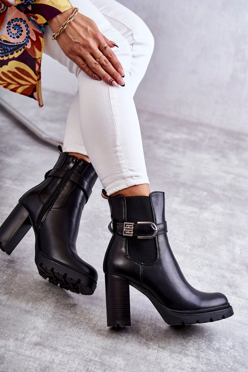 Skórzane Botki Na Słupku Z Ozdobnym Paskiem Czarne Maresol