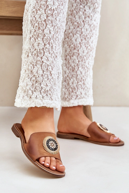 Skórzane Klapki Z Ozdobą Na Płaskim Obcasie Lewski 3047/O Camel