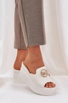 Klapki Na Platformie I Koturnie Z Ozdobą Białe Nanessia