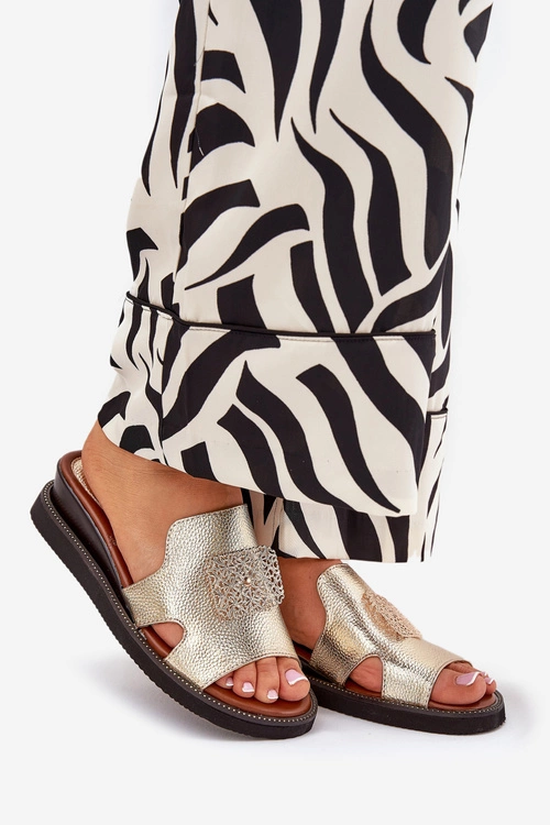 Klapki Damskie Na Koturnie Eko Skórzane Z Ozdobą Złote Sarela