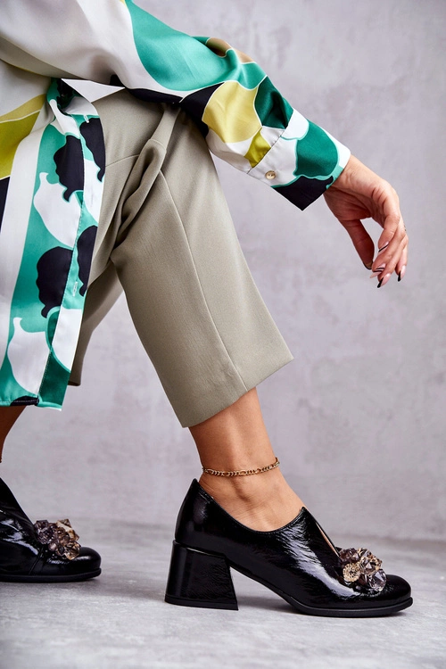 Skórzane Półbuty Gładkie Z Jasną Ozdobą Czarne Delaver