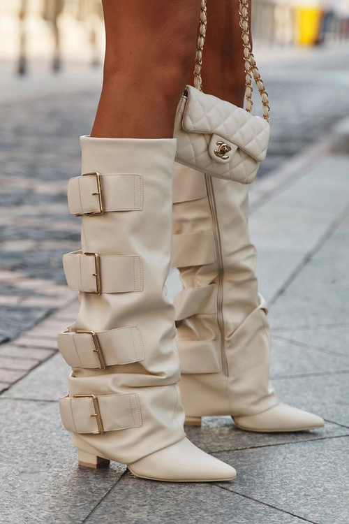 Kozaki Damskie Na Słupku Z Wywiniętą Cholewką I Złotymi Klamrami Jasnobeżowe Isavelle