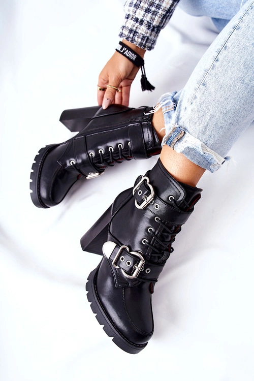 Botki Na Słupku Z Klamrą Czarne Flaris