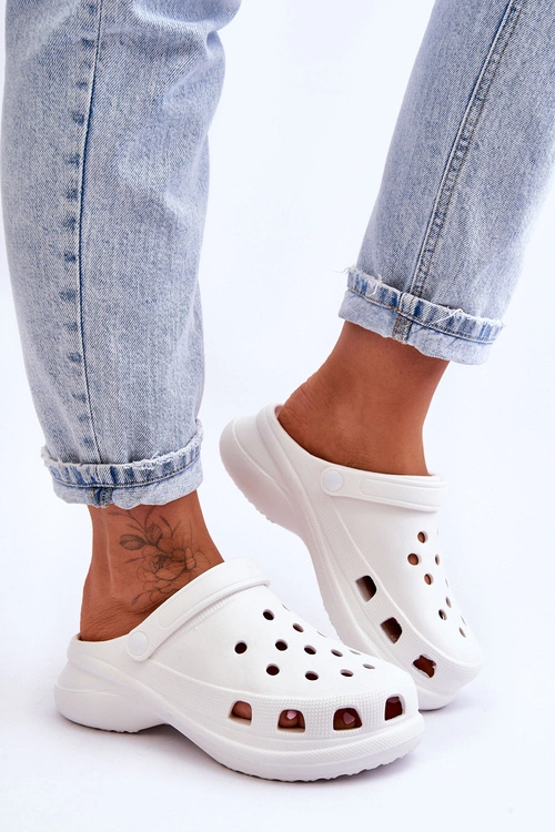 Piankowe Klapki Kroksy Na Masywnej Podeszwie Białe Katniss